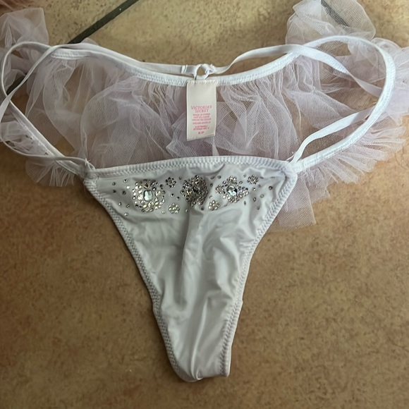 Vs v string crystaled - Picture 1 of 3